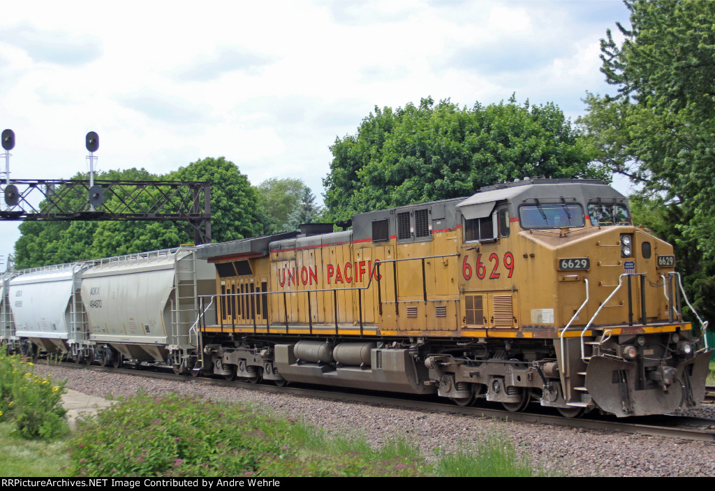 UP 6629 follows the sand hoppers toward the diamonds